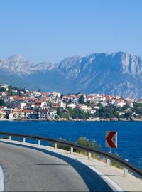 Silnice do Splitu. Po dálnici můžete jet maximálně 130 kilometrů v hodině a chorvatský autoklub doporučuje nesnažit se dojíždět z Česka k moři až nadoraz a v případě známek únavy si odpočinout.