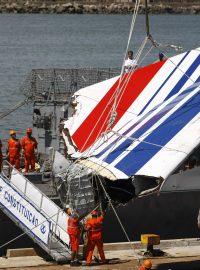 Loď v roce 2008 vytahovala kusy havarovaného Airbusu z moře