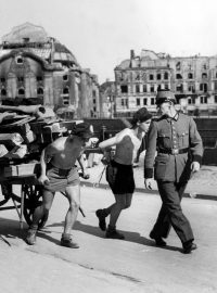 Děti za druhé světové války táhnou vozík
