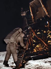 O tři dny později zakotvila na oběžné dráze Měsíce a 20. července astronauti Buzz Aldrin a Niel Armstrong sestoupili v lunárním modelu na jeho povrch