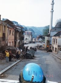 Ulice Sebranice po útocích v roce 1993. O dva roky později pak došlo ke genocidě obyvatel