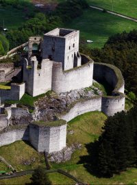 Hrad Rabí. Co se historie týče, jsou počátky hradu zahaleny tajemstvím. Zdá se, že hrad v první polovině 14. století založili páni z Rýzmberka.