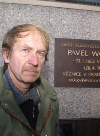 Odhalení pamětní desky Pavlu Wonkovi na Krajském úřadu v Hradci Králové v roce 2003. Na snímku bratr Jiří Wonka