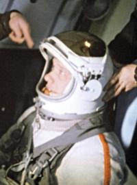 Snímek z dokumentárního filmu Setkání na orbitě. Na fotce je kosmonaut Alexej Jelisejev před tréninkem v nulové gravitaci