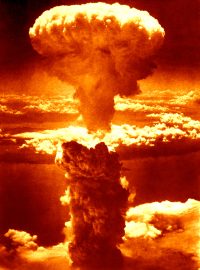 Výbuch atomové bomby nad Nagasaki 9. srpna 1945