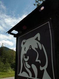Značka s ilustrací medvěda v Nízkých Tatrách