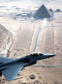 Letoun F-16 v Egyptě