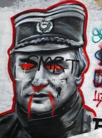 &quot;Upravené&quot; grafitti v centru Bělehradu, které znázorňuje Ratka Mladiće. Snímek z roku 2012