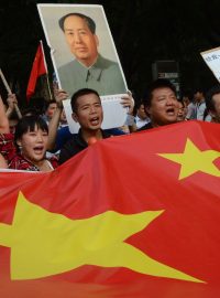 Čínská vlajka na protijaponské demonstraci v Pekingu (ilustrační snímek ze září 2012).