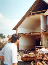 Dům zničený při povodních v roce 2002 v obci Metly