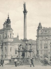 Staroměstské náměstí s Mariánským sloupem (archivní foto)