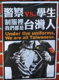 &quot;Policie vs. studenti: pod uniformami jsme všichni Tchajwanci.&quot; Slunečnicové hnutí na jaře 2014: tchajwanští studenti se vzbouřili proti vládě a její &quot;pročínské&quot; politice. &quot;Dnešní mladá generace vnímá svoji identitu jinak, cítí se mnohem víc jako Tchajwanci než jako Číňané,&quot; říká Daw-Ming Lee.