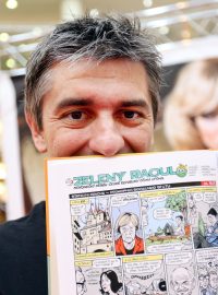 Kreslíř Štěpán Mareš s komiksem Zelený Raoul