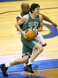 Jiří Welsch z Boston Celtics se snaží v roce 2004 prosadit přes Anthonyho Peelera z Washington Wizards