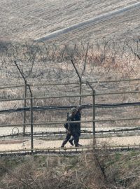 Jihokorejští vojáci na hranici s KLDR