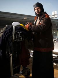 Letiště Charlese de Gaulla patří k největším v Evropě. Jeho rušný provoz vyhovuje desítkám bezdomovců, kteří tam nalezli útočiště. Na ilustračním snímku 53letý muž bez domova v jednom z terminálů, únor 2015.