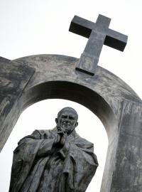 Pomník Jana Pavla II. s křížem, který vzbuzuje kontroverze