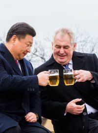 Český prezident Miloš Zeman s čínským prezidentem Si Ťin-pchingem při setkání v Praze (březen 2016)