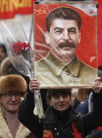 Členové a příznivci Komunistické strany Ruské federace oslavují v Moskvě Stalinovy narozeniny, prosinec 2016.