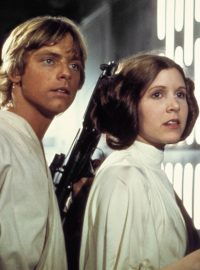 Star Wars: Epizoda IV - Nová naděje. Mark Hamill jako Luke Skywalker, Carrie Fisher jako Leia Organa a Harrison Ford jako Han Solo