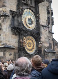 Turisté u pražského orloje
