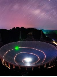 Největší radioteleskop světa je velký jako 30 fotbalových hřišť. Vstup k němu je zdarma, ale počet turistů je omezen na 2000 denně - víc k citlivému zařízení nesmí.