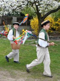 Ve Zlínském kraji se prodloužený velikonoční víkend ponese v duchu folklorních akcí, koncertů, jarmarků i dílen. Na snímku tradiční velikonoční pomlázka