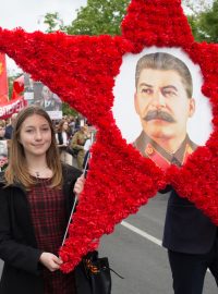 Pochod Nesmrtelný pluk k uctění památky rudoarmějců padlých za &quot;Velké vlastenecké války&quot;. Stalinův portrét v popředí. Sevastopol, 9. května 2017.