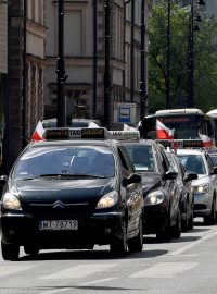Taxikáři blokují ulici ve Varšavě na prost proti levné konkurenci i aplikaci Uber.