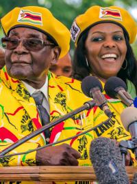 Robert a Grace Mugabeovi v barvách vládní strany Zimbabwská africká národní unie - Vlastenecká fronta (Zanu-PF) na setkání se členy strany a příznivci. Je 8. listopadu 2017 a Grace Mugabeová se právě stala viceprezidentkou země. Její vyhozený předchůdce Emerson Mnangagwa uprchl ze země.