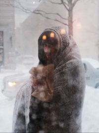 Člověk bez domova během extrémních mrazů v Bostonu