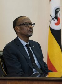 Prezident Rwandy Paul Kagame (vlevo) a jeho protějšek z Ugandy Yoweri Museveni