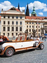 Vyhlídkový historický vůz využívaný zejména turisty před Pražským hradem