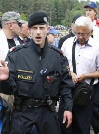 Anđelko Bosančić (v bílé košili a brýlích) během zadržení rakouskými policisty.