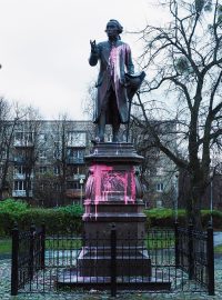 Socha filozofa Immanuela Kanta v jeho rodném městě Kaliningrad, kterou někdo v listopadu polil růžovou barvou