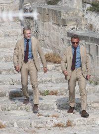 Dvojníci se často využívají i při filmových natáčení, kde nahrazují své hlavní herecké protějšky. Na snímku Daniel Craig se svým dvojníkem při natáčení filmu Není čas zemřít v roce 2019.