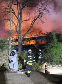 Požár zničil pavilon opic zoologické zahrady v německém Krefeldu.
