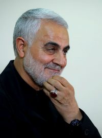 Kásem Solejmání, velitel íránských elitních jednotek, na fotografii z října 2019. Na snímku je vidět výrazný prsten, který nosil na levé ruce