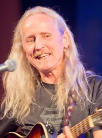 Ve věku 68 let zemřel frontman pražské kapely Bluesberry, bluesový zpěvák, harmonikář, kytarista a skladatel Petar Introvič.