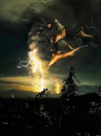 Temná sopečná mračna při nedělní erupci vulkánu Taal na Filipínách protknuly mohutné blesky. Objevily se i nad městem Batangas.