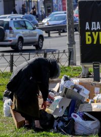 Žena bez domova v centru Kyjeva