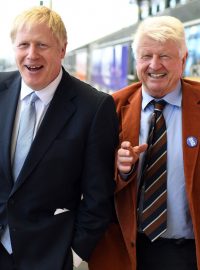 Boris Johnson (vlevo) a jeho otec Stanley