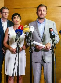 Někteří představitelé opozičních stran (zleva) Jan Bartošek (KDU-ČSL), Martin Kupka (ODS), Markéta Pekarová Adamová (TOP 09), Vít Rakušan (STAN) a Ivan Bartoš (Piráti)