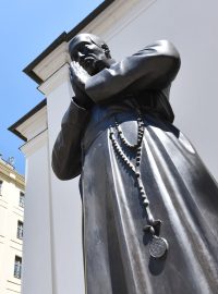Vatikán souhlasí se zahájením procesu blahořečení kněze Martina Středy. Jeho socha stojí před jezuitským kostelem, kde je Středa pohřbený