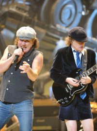Hlavní zpěvák australských AC/DC Brian Johnson (vlevo) a hlavní kytarista Angus Young