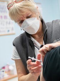 V Česku jsou zásoby pomůcek pro očkování podle šéfa vnitra Jana Hamáčka (ČSSD) na dva měsíce