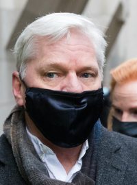 Zakladatel serveru WikiLeaks Julian Assange dorazil k soudu osobně