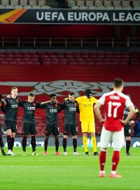 Fotbalisté pražské Slavie se před zápasem s Arsenalem společně objali