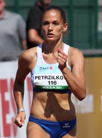 Tereza Petžilková ve finálovém běhu na 400 m na MČR mužů a žen na dráze, které se konalo v červnu 2021 ve Zlíně