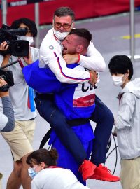 Trenér Petr Lacina v objetí s Lukášem Krpálkem na olympijských hrách v Tokiu